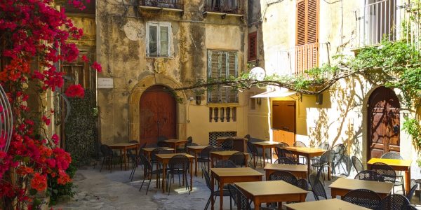 italy-typical-piazza-tropea